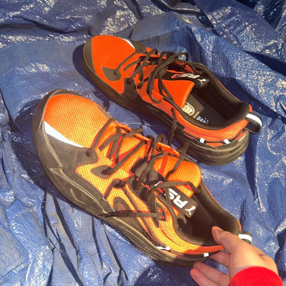Pumas men size 10